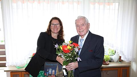 Leuchtende Gerbera im Abendzeitungsrot für den AZ-Fan: Lokalreporterin Eva von Steinburg gratuliert Gustav Borscz im Namen aller Mitarbeiter der Abendzeitung München.