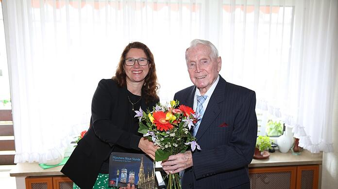 Leuchtende Gerbera im Abendzeitungsrot für den AZ-Fan: Lokalreporterin Eva von Steinburg gratuliert Gustav Borscz im Namen aller Mitarbeiter der Abendzeitung München.