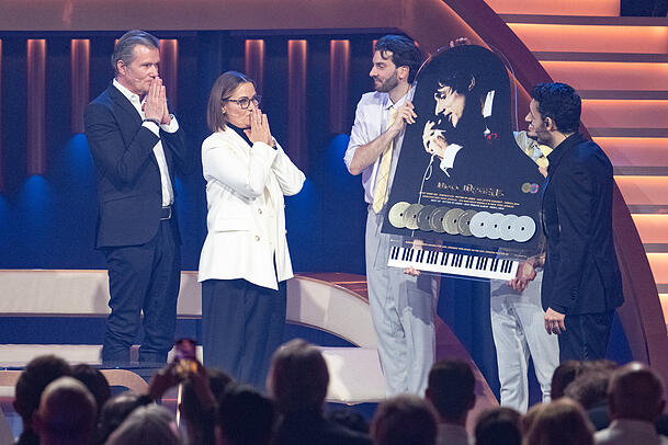 John Jürgens und Jenny Jürgens nehmen die posthume Ehrung für den großen Entertainer Udo Jürgens entgegen. John Jürgens und Jenny Jürgens nehmen die posthume Ehrung für den großen Entertainer Udo Jürgens entgegen.
