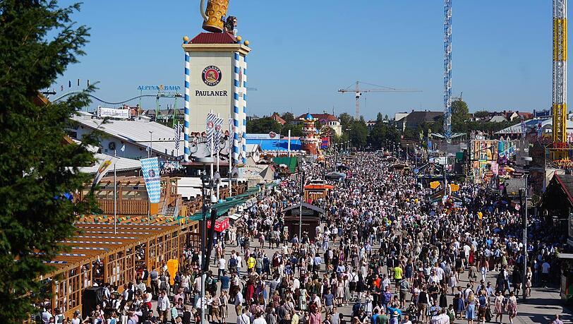 Am ersten Wiesn-Samstag ist der Andrang auf der Theresienwiese groß.