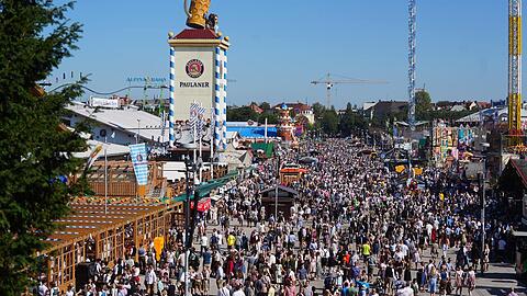 Am ersten Wiesn-Samstag ist der Andrang auf der Theresienwiese groß.