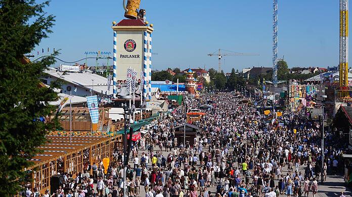 Am ersten Wiesn-Samstag ist der Andrang auf der Theresienwiese groß.
