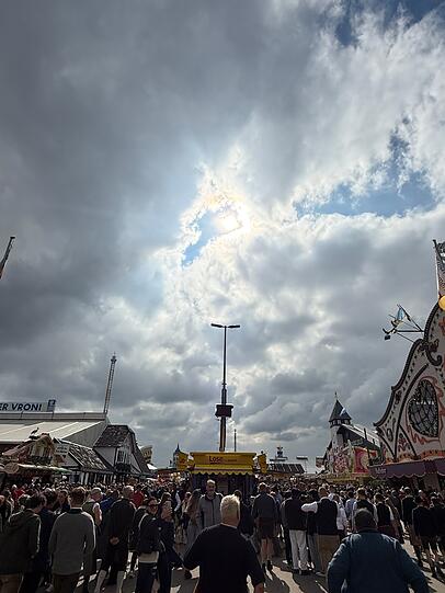 Achter Wiesn-Tag: Die Sonne kämpft sich ab und an durch.