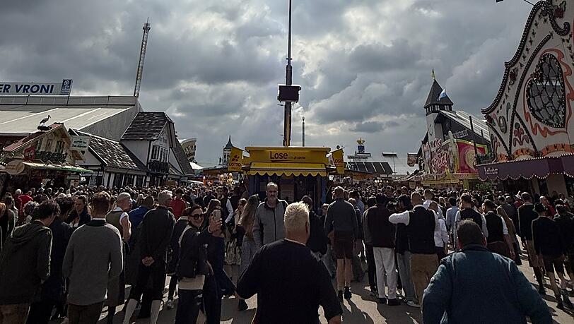 Achter Wiesn-Tag: Die Sonne kämpft sich ab und an durch.