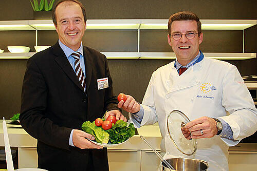 Vorfreude auf das Live-Kochen in der großen Showküche: Wolfgang Rauscheder, Geschäftsleiter von Segmüller in Parsdorf, und Jury-Mitglied Holm Schwarzer (r.).