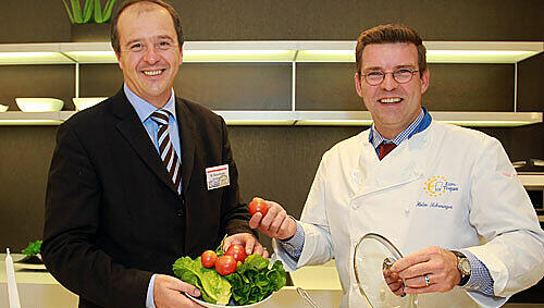 Vorfreude auf das Live-Kochen in der großen Showküche: Wolfgang Rauscheder, Geschäftsleiter von Segmüller in Parsdorf, und Jury-Mitglied Holm Schwarzer (r.). Vorfreude auf das Live-Kochen in der großen Showküche: Wolfgang Rauscheder, Geschäftsleiter von Segmüller in Parsdorf, und Jury-Mitglied Holm Schwarzer (r.).
