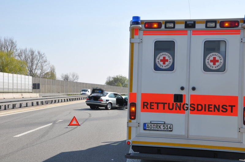 Der BMW-Fahrer, der seinen Wagen in die Leitplanke lenkte, wurde verletzt ins Krankenhaus gebracht.
