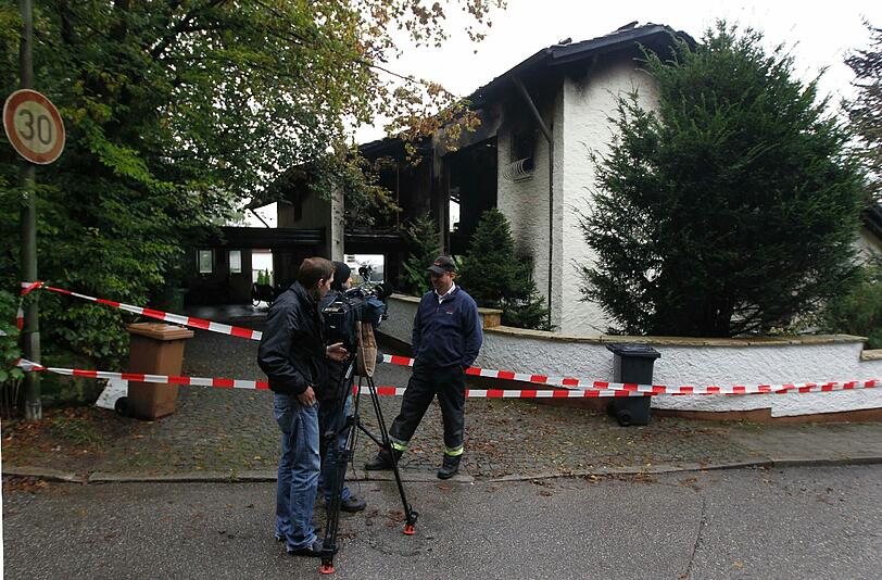 Journalisten vor dem abgebrannten Haus des Bayern Stars...