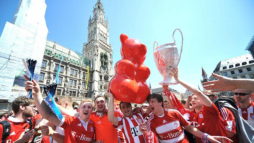 Ausgelassenes Treiben: Die Fans feiern auf dem Marienplatz. Ausgelassenes Treiben: Die Fans feiern auf dem Marienplatz.