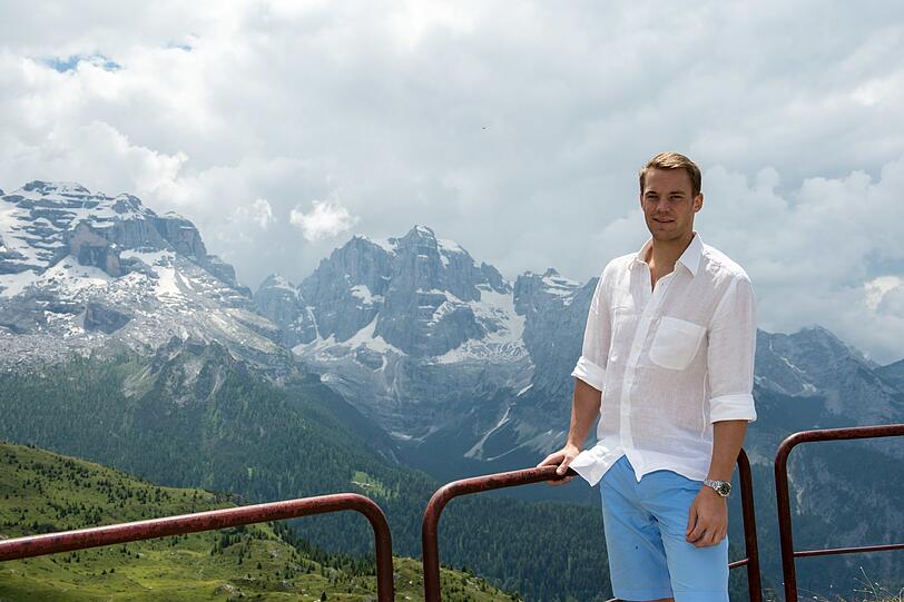 Manuel Neuer in den Bergen: Er nutzt den trainingsfreien Montagvormittag und lässt sich im schönen Bergpanorama ablichten.