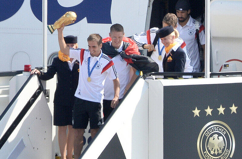Rücktritt auf dem Höhepunkt: Philipp Lahm mit dem WM-Pokal.