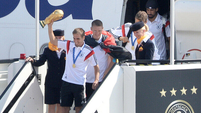 Rücktritt auf dem Höhepunkt: Philipp Lahm mit dem WM-Pokal. Rücktritt auf dem Höhepunkt: Philipp Lahm mit dem WM-Pokal.