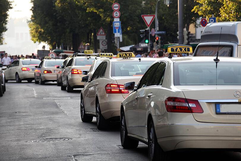 Wirtschaftsfaktor: Rund 1,1 Milliarden Euro brachten die Besucher 2013 ein. Rund 435 Millionen Euro gaben sie Umfragen und Berechnungen zufolge für Fahrgeschäfte, Bier, Hendl und Co. auf dem Fest aus. Der größere Anteil kam aber Einzelhandel, Hotellerie und Gastronomie sowie Bahn, Taxi und anderen Beförderungsmitteln zugute.