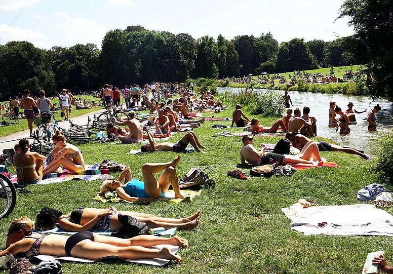 Grundidee erfüllt: Das Münchner Volk verlustiert sich im Englischen Garten, so wie sich Kurfürst Carl Theodor das dachte.