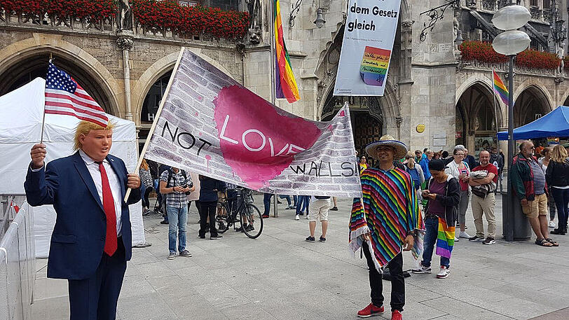 Banner von der Duetschen Eiche: Der CSD ist bunt - und politisch. Hier gibt's die Bilder.