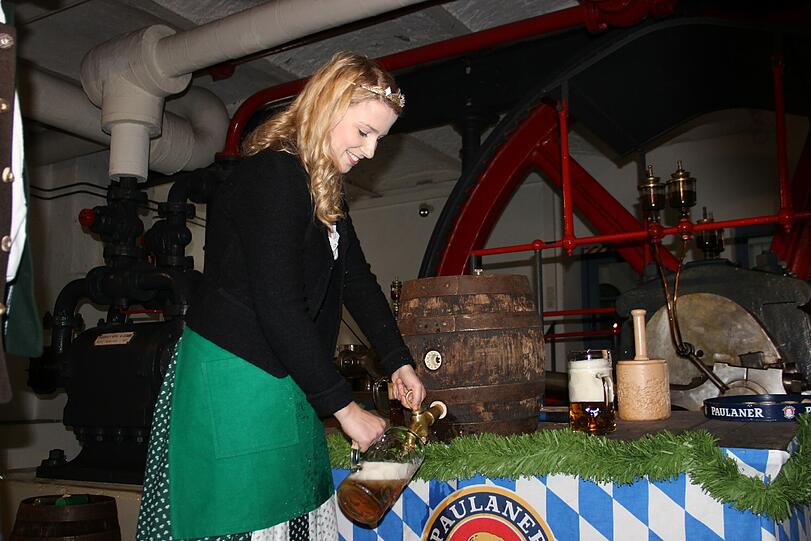 Die neue Bierkönigin Sabine Ullrich bei der Arbeit.