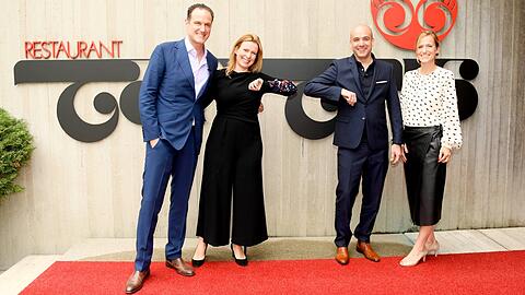 Corona-Gruß fürs neue Mitglied der Tantris-Familie: Die Inhaber Felix und Sabine Eichbauer mit Neuzugang Matthias Hahn und seiner Frau Connie (rechts).