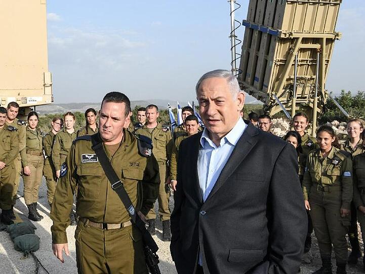 Benjamin Netanjahu (vorne,r), Premierminister von Israel, inspiziert das israelische Raketenabwehrsystem Iron Dome.