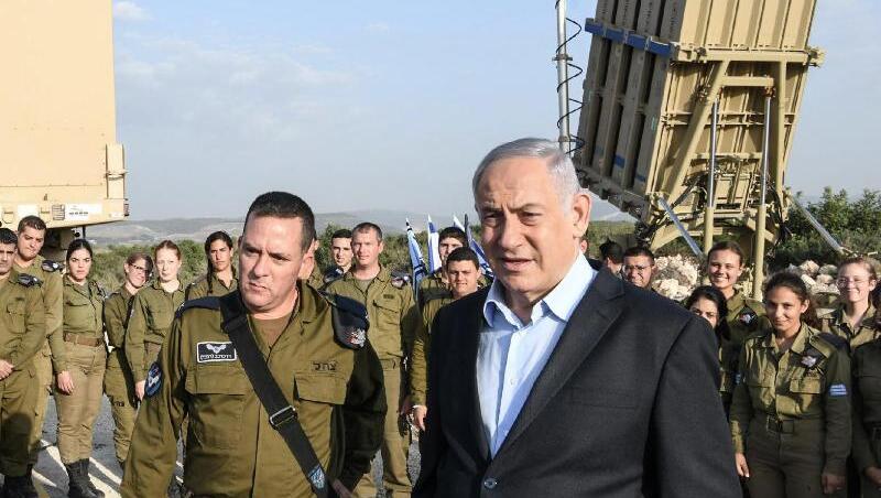 Benjamin Netanjahu (vorne,r), Premierminister von Israel, inspiziert das israelische Raketenabwehrsystem Iron Dome. Benjamin Netanjahu (vorne,r), Premierminister von Israel, inspiziert das israelische Raketenabwehrsystem Iron Dome.