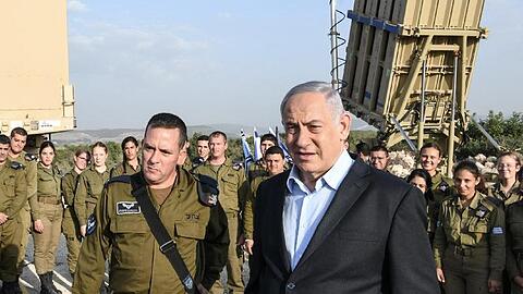 Benjamin Netanjahu (vorne,r), Premierminister von Israel, inspiziert das israelische Raketenabwehrsystem Iron Dome.
