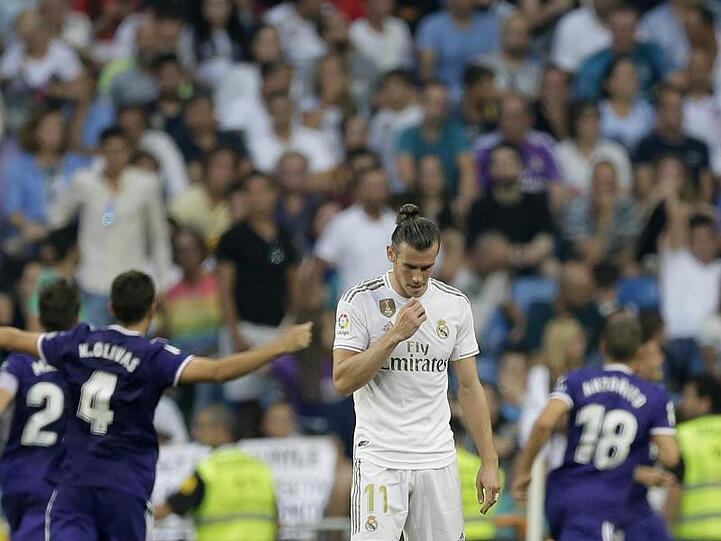 Madrids Gareth Bale (M) ärgert sich - Valladolid bejubelt den späten Ausgleich.