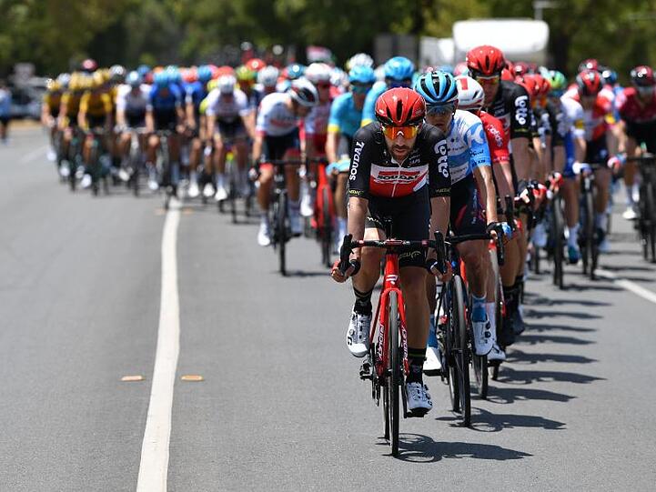 Das Hauptfeld bei der ersten Etappe der Tour Down Under.