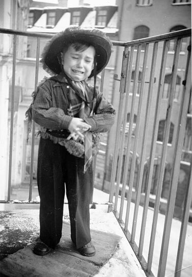 Als Cowboy auf dem Balkon.