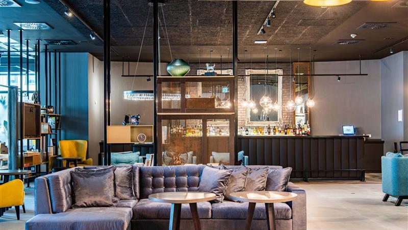 Die Hotellobby im Premier Inn Wuppertal City Centre &ndash; hier k&ouml;nnen Sie Ihren Tag planen.