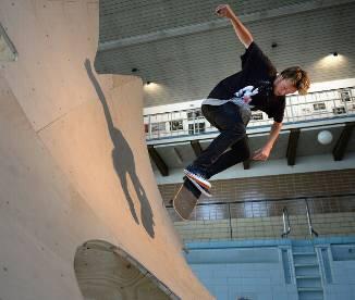 Vor allem junge Männer trauen sich was, zum Beispiel beim Skateboarden