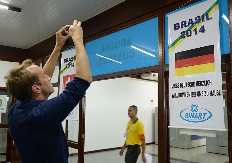 Vor Ort warten Pressevertreter um einen Schnappschuss der deutschen Mannschaft zu bekommen.