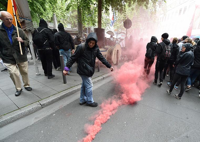 Rechtsextreme und Hooligans ziehen begleitet von Polizeieinheiten durch die Innenstadt von Frankfurt am Main. Unter dem Namen «Widerstand Ost/West» hat ein neuer Zusammenschluss von Nationalisten, Islamgegnern und Hooligans zu einer bundesweiten Kundgebung in Frankfurt aufgerufen.