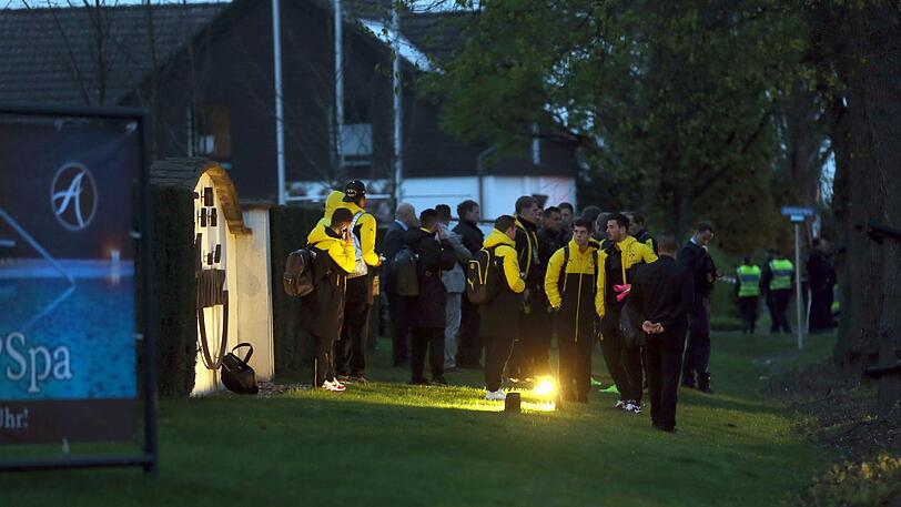 Mitglieder der Fußball-Mannschaft von Borussia Dortmund und des Betreuerstabes stehen am 11.04.2017 in Dortmund in der Nähe eines Hotels um Trainer Thomas Tuchel (M) herum.