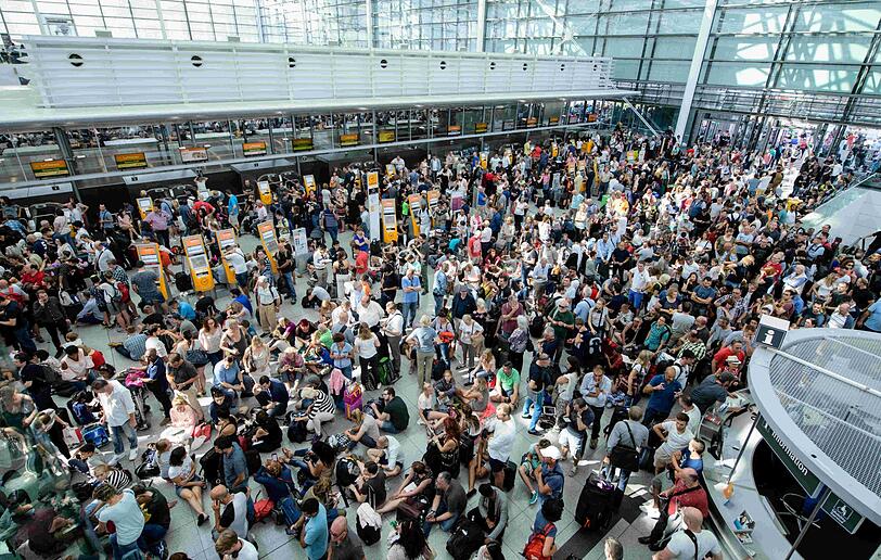 Noch immer herrscht Chaos am Münchner Flughafen, nachdem am Samstag eine Frau unkontrolliert in den Sicherheitsbereich gelangt war.