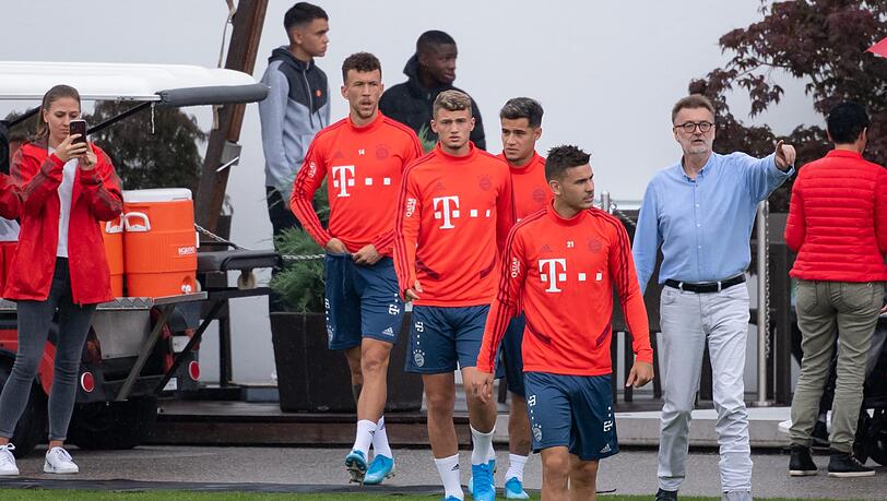Vier Neue auf einen Streich: Die Bayern-Neuzugänge Ivan Perisic, Michael Cuisance, Philippe Coutinho und Lucas Hernandez (v.l.n.r.) kommen zum Training. Vier Neue auf einen Streich: Die Bayern-Neuzugänge Ivan Perisic, Michael Cuisance, Philippe Coutinho und Lucas Hernandez (v.l.n.r.) kommen zum Training.