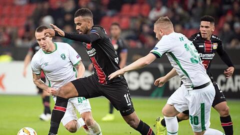 Leverkusens Isaac Kiese Thelin wird von zwei Ludogorez-Spielern unter Druck gesetzt.