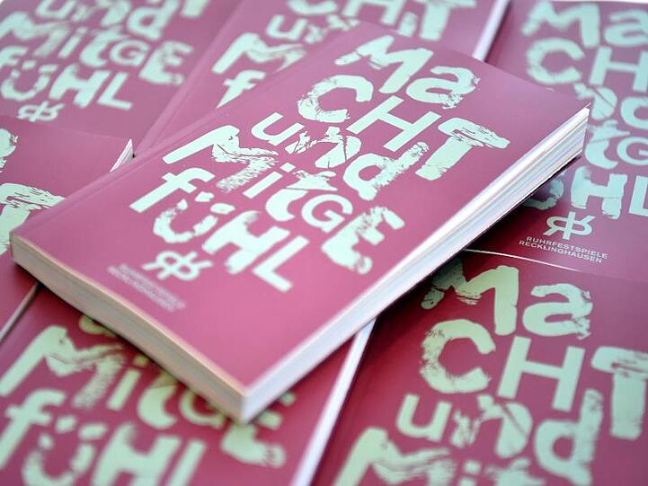 Programmhefte der Ruhrfestspiele mit der Losung für dieses Jahr: "Macht und Mitgefühl".