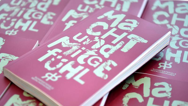 Programmhefte der Ruhrfestspiele mit der Losung für dieses Jahr: "Macht und Mitgefühl". Programmhefte der Ruhrfestspiele mit der Losung für dieses Jahr: "Macht und Mitgefühl".