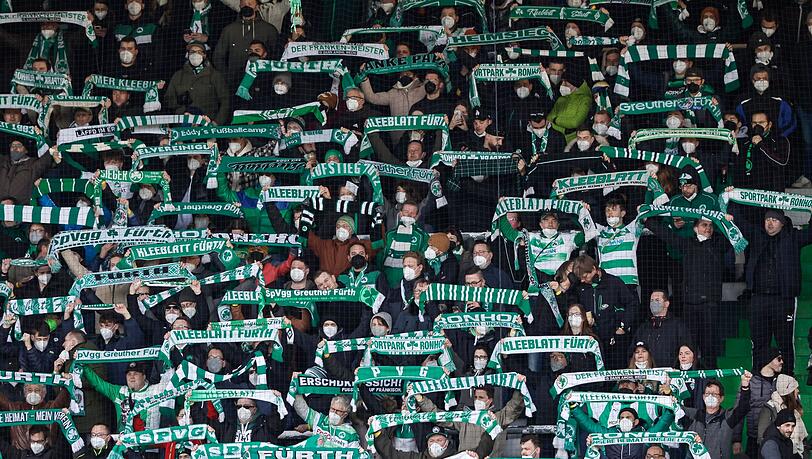 Die Fürther Fans feuern ihre Mannschaft an.