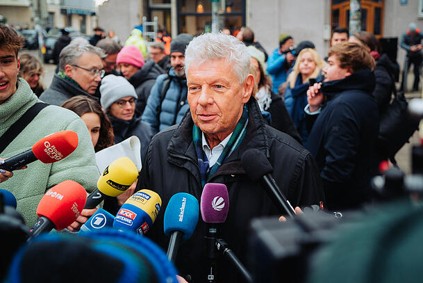 Großer Medienrummel bei der Einweihung der ersten Pumuckl-Ampel im Lehel. Hier wird OB Dieter Reiter (SPD) interviewt. Großer Medienrummel bei der Einweihung der ersten Pumuckl-Ampel im Lehel. Hier wird OB Dieter Reiter (SPD) interviewt.