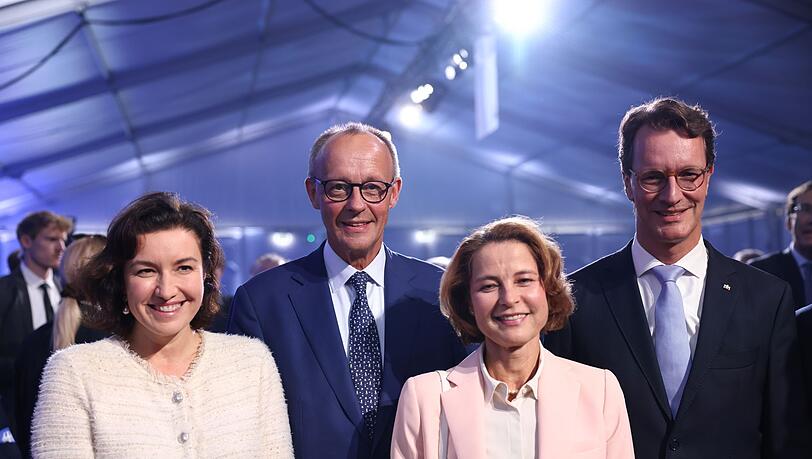 Bundeskanzler Friedrich Merz und NRW-Ministerpräsident Hendrik Wüst haben den Supercomputer "Jupiter" in Jülich in Betrieb genommen.
