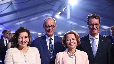 Bundeskanzler Friedrich Merz und NRW-Ministerpräsident Hendrik Wüst haben den Supercomputer "Jupiter" in Jülich in Betrieb genommen.