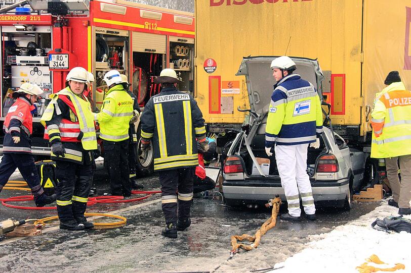 Das Auto der vier Rumänen war am Montag südlich von Rosenheim auf einem Parkplatz in den abgestellten Sattelzug gerast und wurde beimAufprall fast völlig unter das Heck des Lastwagens geschoben. Drei
junge Männer waren sofort tot. Die Polizei hatte das Auto vorher kontrolliert, hat jedoch keine Auffälligkeiten feststellen können wie es heißt.