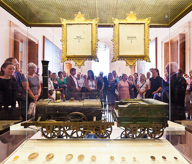 Dinieren und dabei Geschäftspartner kennenlernen. Beim Xing-Event im Maximilianeum ging's gar köngilich zu.