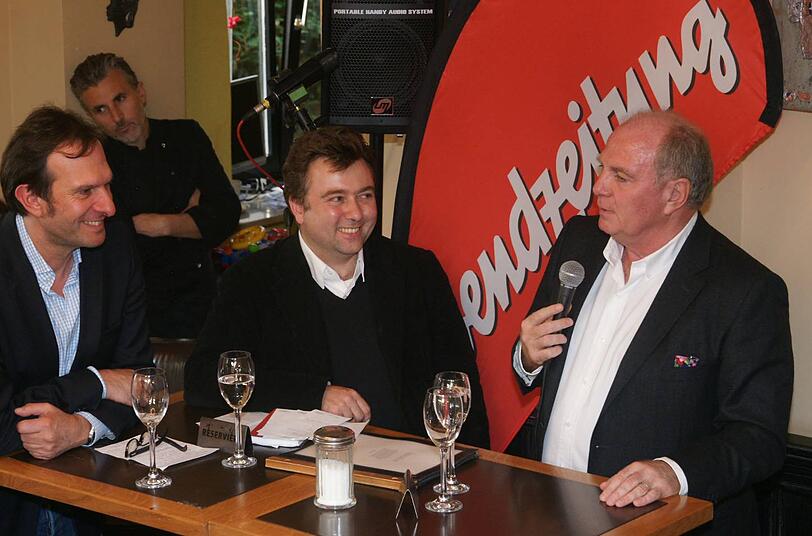 Uli Hoeneß (r.) stand am Dienstag im AZ-Café Rede und Antwort.