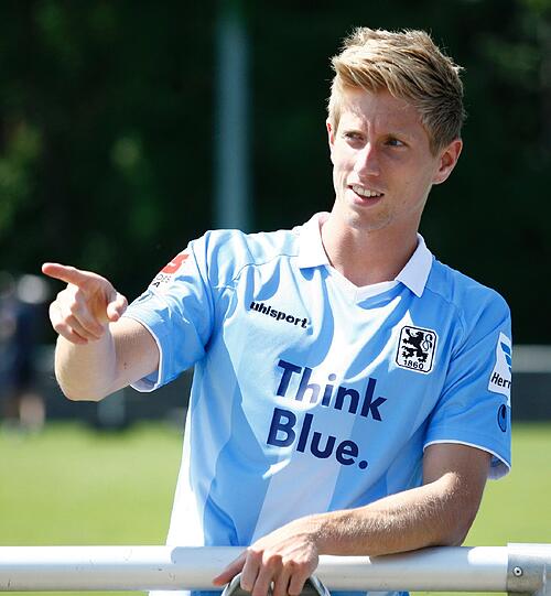 Die aktuellen Löwentrikots mit neuem Hauptsponsor: "Think Blue" - ganz nach dem Motto des TSV 1860 München.