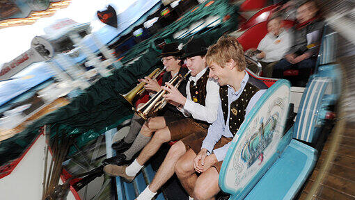 Am Ruhigsten war es dabei auf der Oidn Wiesn: 12 Delikte verzeichnet die Polizei dort in zwei Wochen, das ist zwar mehr als im Jahr 2011, als die Oide Wiesn das letzte Mal stattfand, aber im Vergleich zum übrigen Oktoberfest wirklich wenig. Am Ruhigsten war es dabei auf der Oidn Wiesn: 12 Delikte verzeichnet die Polizei dort in zwei Wochen, das ist zwar mehr als im Jahr 2011, als die Oide Wiesn das letzte Mal stattfand, aber im Vergleich zum übrigen Oktoberfest wirklich wenig.