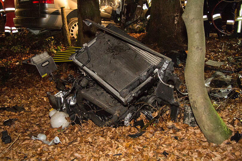 Eine Fahranfängerin verunglückte am Mittwochabend mit einer Beifahrerin im Waldstück bei Pallin, weil das Heck ausbrach. Beide wurden schwer verletzt. Das Auto wurde komplett beschädigt.