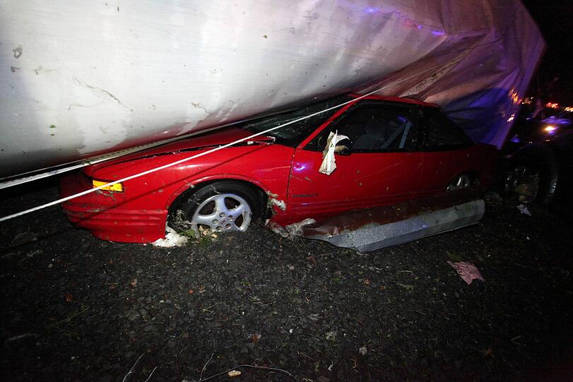 Auch dieser Sportwagen hat nach dem Unwetter in Arkansas nur noch Schrottwert.