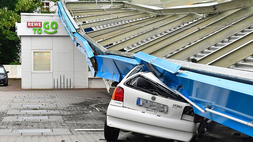 Auf strahlenden Sonnenschein folgten am Dienstag in weiten Teilen Deutschlands heftige Gewitter, welche Straßen überschwemmten und Dächer zum Einsturz brachten - die Bilder.