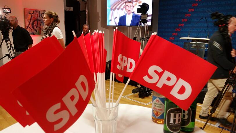 Unberührt: Die Fahnen auf der SPD-Wahlparty stehen noch im Glas.